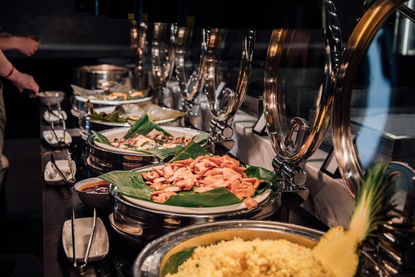 Guide Créatif pour Organiser une Soirée Cocktails Innovante avec Vodka Infusée dans un Bar Moderne